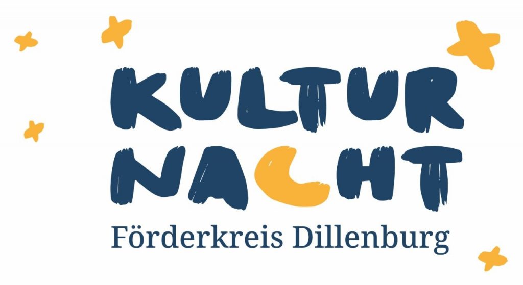 Die Worte Kultur Nacht in dunkelblau mit gelben Sternen drum herum und das C von Nacht ist wie ein gelber Sichelmond gehalten. Darunter "Förderkreis Dillenburg".
