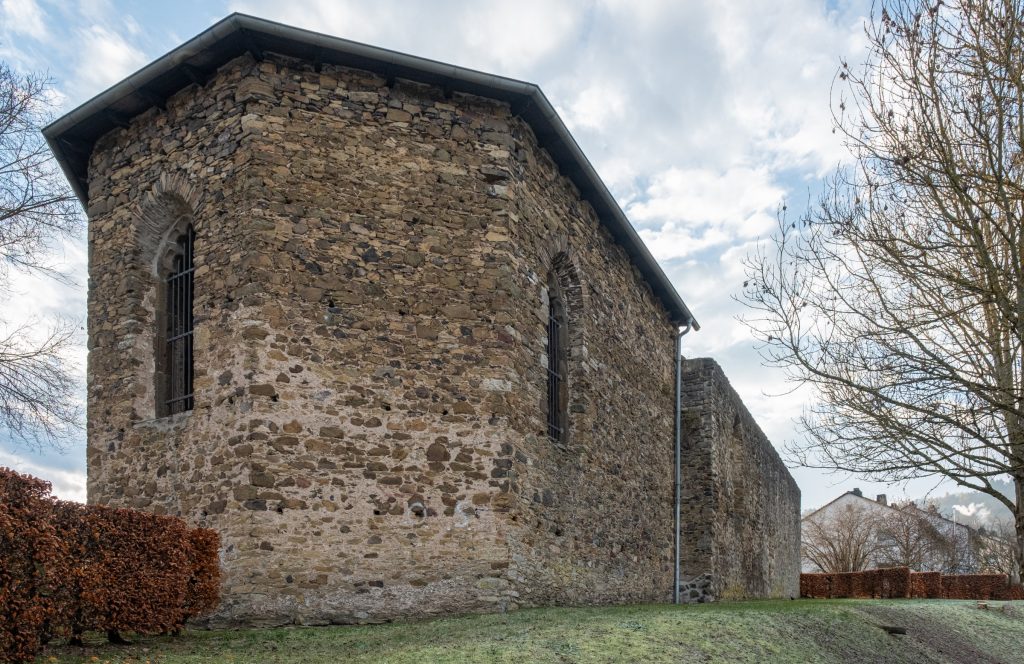 Die Feldbacher Kirchenruine von Nordosten.