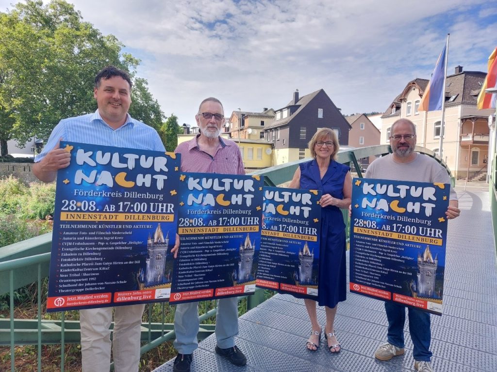 Vier Personen der Fachgruppe Kultur des Förderkreises mit Plakaten zur KulturNacht.