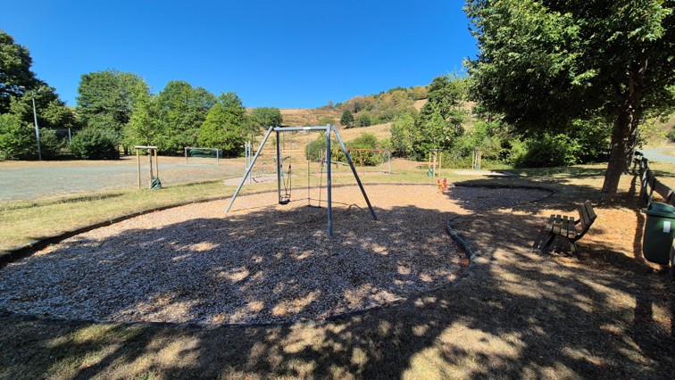 Spielplatz Eibach Holzhäuser Weg mit Schaukel und Spielfläche. Mit Klick aufs Bild geht´s zum ganzen Artikel.
