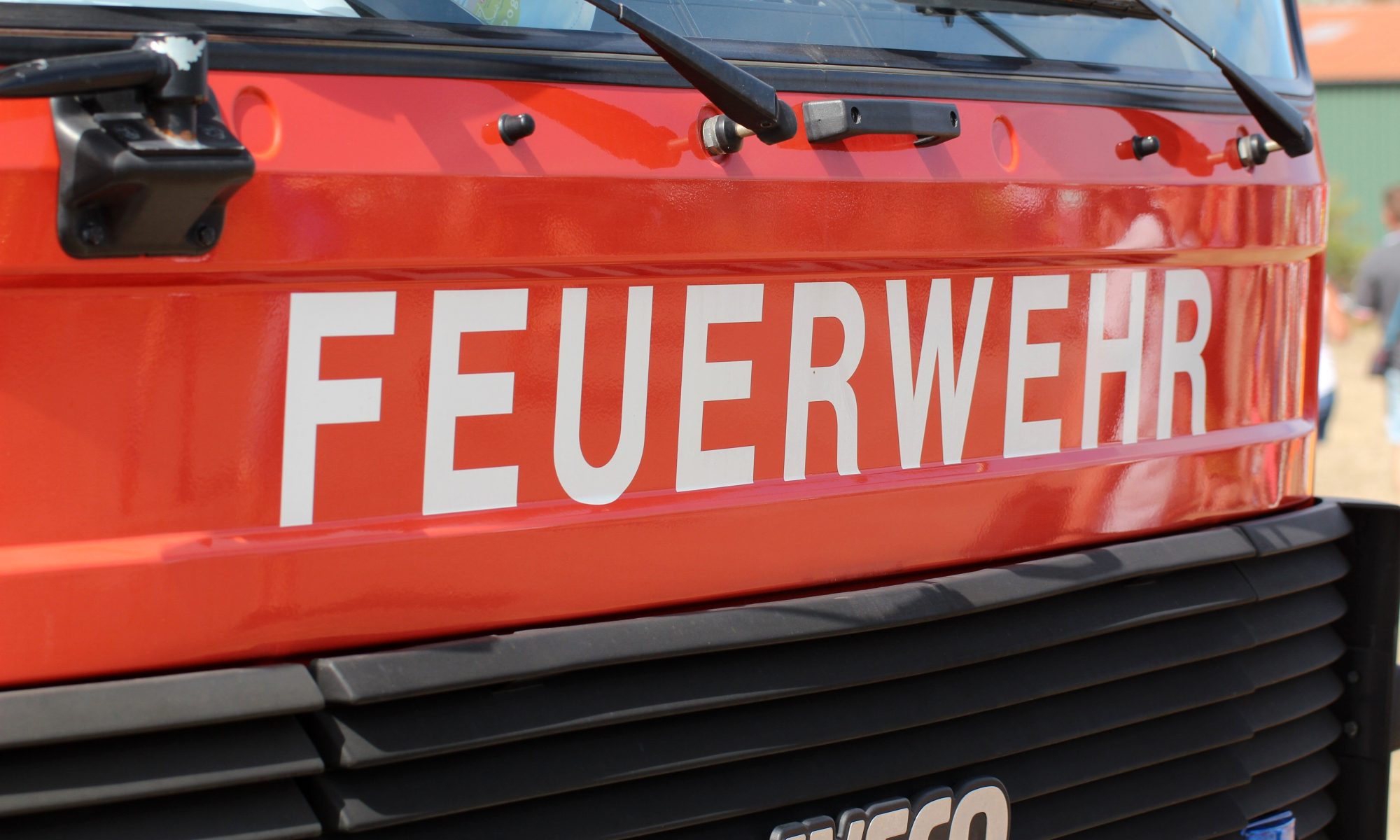 Front eines Feuerwehrfahrzeugs. Mit Klick aufs Bild geht´s zum Artikel