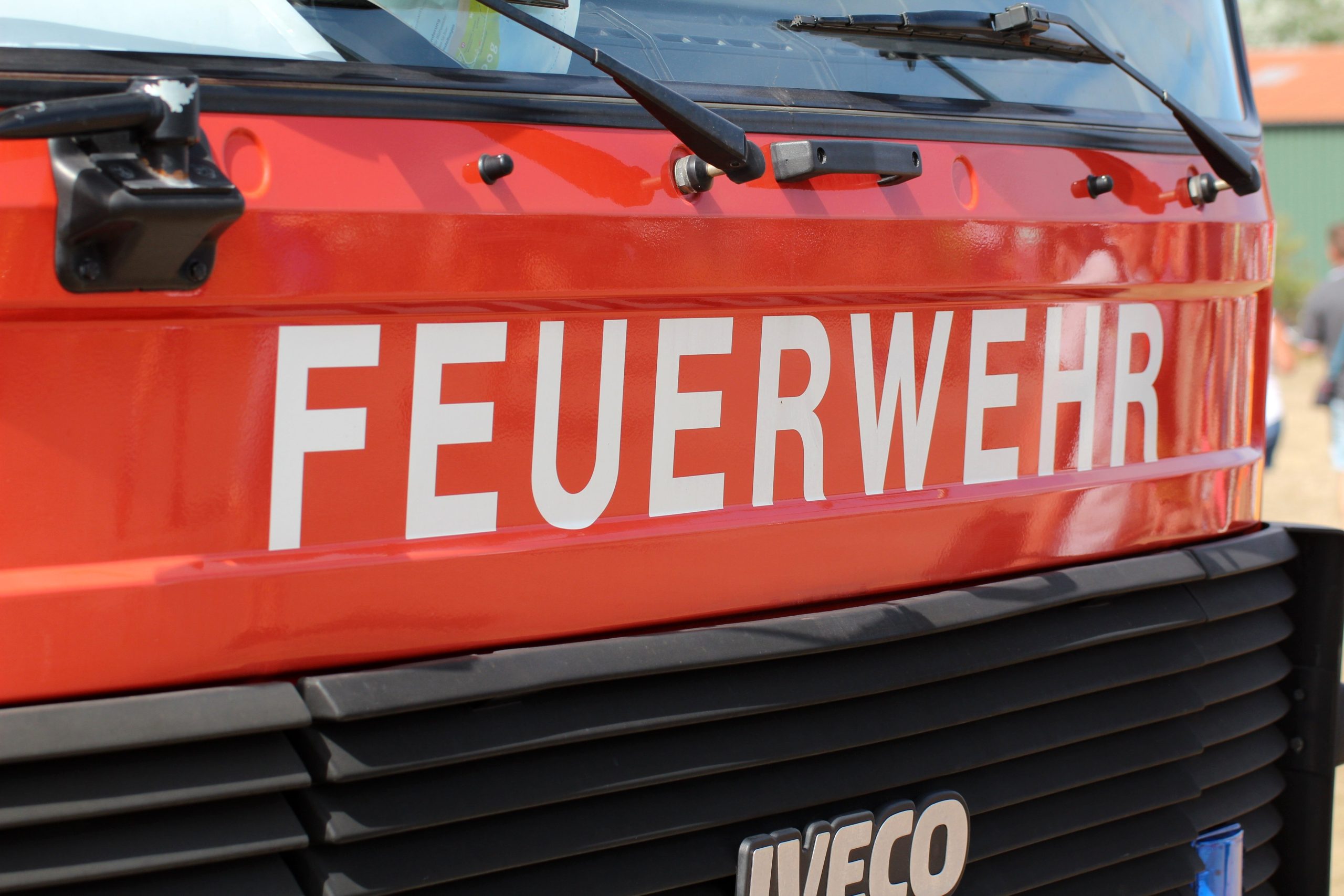 Front eines Feuerwehrfahrzeugs. Mit Klick aufs Bild geht´s zum Artikel