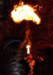 Ein Feuerspucker in den unterirdischen Gewölben der Kasematten.